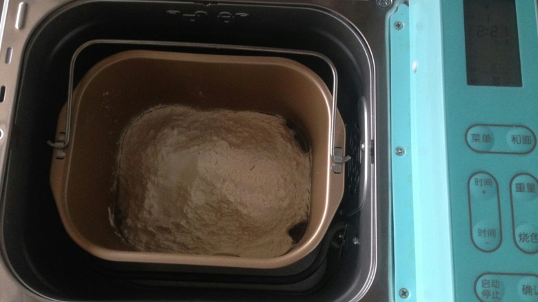 香葱面包,放入面粉，然后将面包桶放入到面包机里。