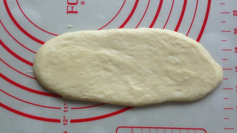 香葱面包,大面团擀成椭圆形。