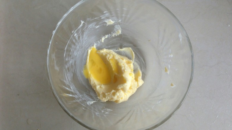 香葱面包,加入5克鸡蛋液拌均匀。