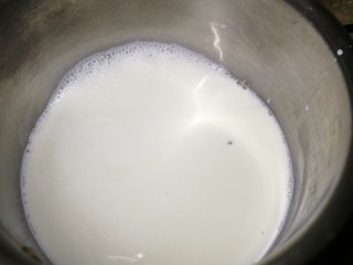 低卡南瓜蛋糕卷(内附无油低卡南瓜卡仕达酱做法),剩下的牛奶，倒小奶锅，小火煮沸