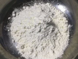 可可麻薯软欧包,制作麻薯，将水磨糯米粉和玉米淀粉称重混合