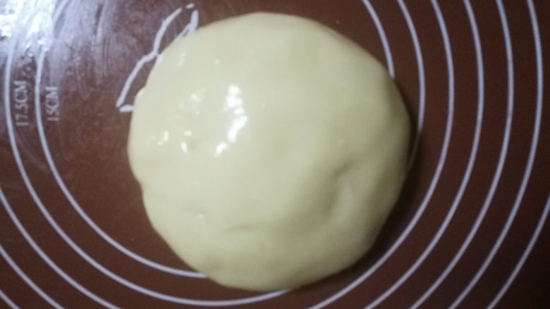 可可麻薯软欧包,一定要戴上手套，不然很粘手的，黄油很容易揉进去的，揉好之后用保鲜膜包好，备用。