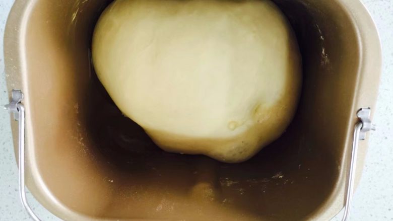 小兔子巧克力面包,将材料c 全部放在面包桶内，揉成光滑面团，加入黄油揉出膜，放在温暖处发酵至2倍大