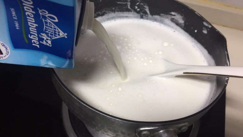 fluff棉花糖之自制百香果酸奶,可以手感一下，就是跟人体差不多的温度才可以，酸奶菌粉在高于42度的时候益生菌就不活跃了，那酸奶就会失败了。
再倒入剩余牛奶，继续搅拌牛奶，多搅拌一会。