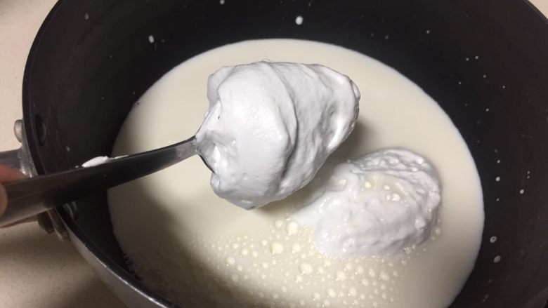 fluff棉花糖之自制百香果酸奶,牛奶倒一半到奶锅里，加入50克棉花糖。