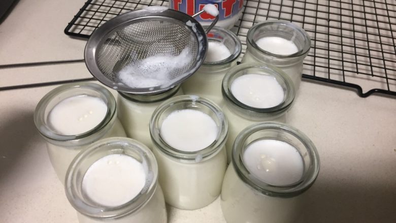 fluff棉花糖之自制百香果酸奶,棉花糖融化后有少许泡沫，这时候用细的漏勺过滤一下，装进奶瓶里。