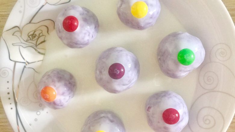 酸奶紫薯球,放上彩虹糖做点缀就可以啦！