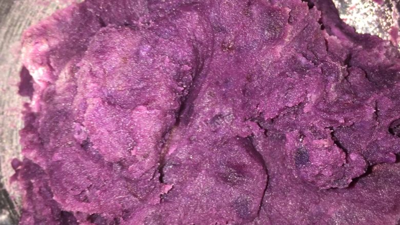酸奶紫薯球,蒸完以后，放凉，压成紫薯泥。