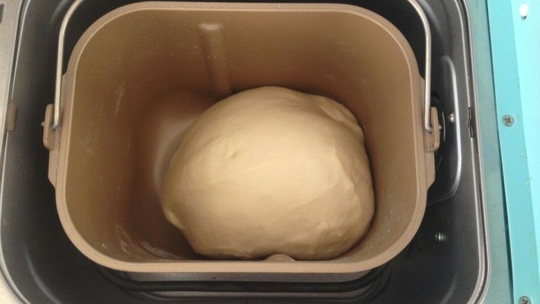 低糖芝心蛋包,面团和好后，选择发酵功能50分钟。如果室温高的话，室温发酵即可。