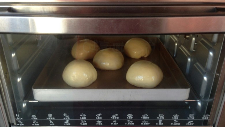 低糖芝心蛋包,放入到提前预热好上火165度下火170度的烤箱下层，烘烤20分钟。