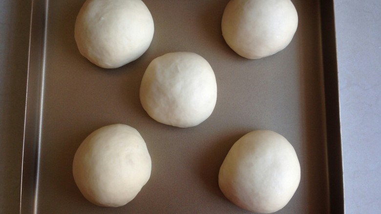 低糖芝心蛋包,发酵好的面包胚涂上一层鸡蛋液。