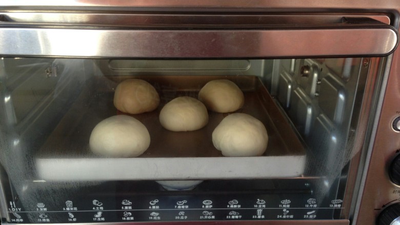 低糖芝心蛋包,将做好的面包胚放入到烤箱内，下面放着一碗热水，选择发酵档，发酵40分钟。