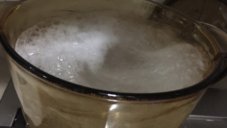 重庆冰粉,烧开后关火、放凉，制成冰粉水。