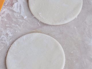 鸭肉卷饼,用擀面杖将小剂子擀成薄片，用圆压模压成圆形。