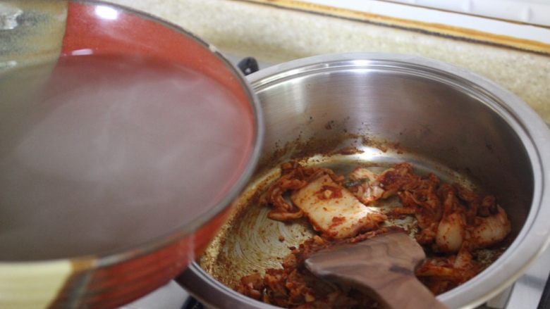 健康韩国泡菜汤,加入煮好的水，先放一杯
