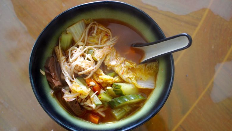 健康韩国泡菜汤,盛到碗里