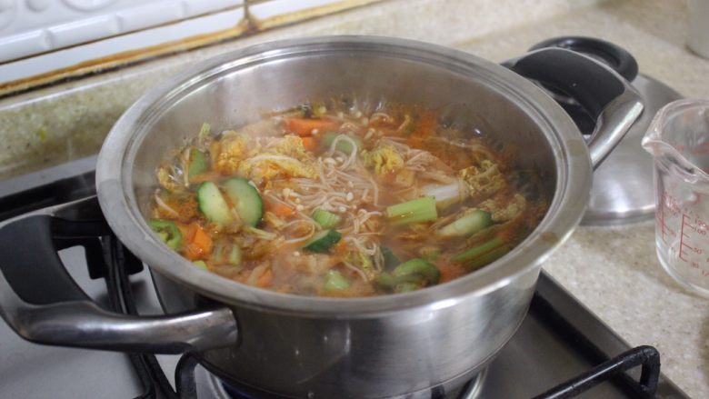 健康韩国泡菜汤,如果汤不够的话再加点，尝一下，太清的话再加点调料