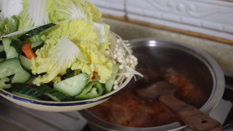 健康韩国泡菜汤,加入菜