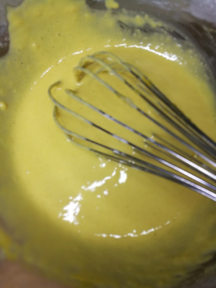 低卡南瓜蛋糕卷(内附无油低卡南瓜卡仕达酱做法),筛入低粉，搅拌均匀。
