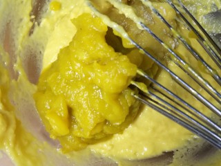 低卡南瓜蛋糕卷(内附无油低卡南瓜卡仕达酱做法),加南瓜糊搅拌均匀后放一旁备用。开始打发蛋白。