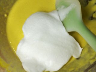 低卡南瓜蛋糕卷(内附无油低卡南瓜卡仕达酱做法),蛋白分三次加糖，打发至提起有弯勾的湿性发泡状态。先取一点蛋白与蛋黄糊混合，再把剩下的蛋白分2次加进蛋黄糊里，用切拌方法快速混合均匀。