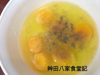 ⭐️星星秋葵蛋⭐️,胡椒粉2公克加入蛋內
