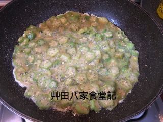 ⭐️星星秋葵蛋⭐️,食材平均鋪平於鍋內