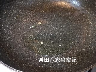 ⭐️星星秋葵蛋⭐️,剛剛的原鍋再倒入油3ml