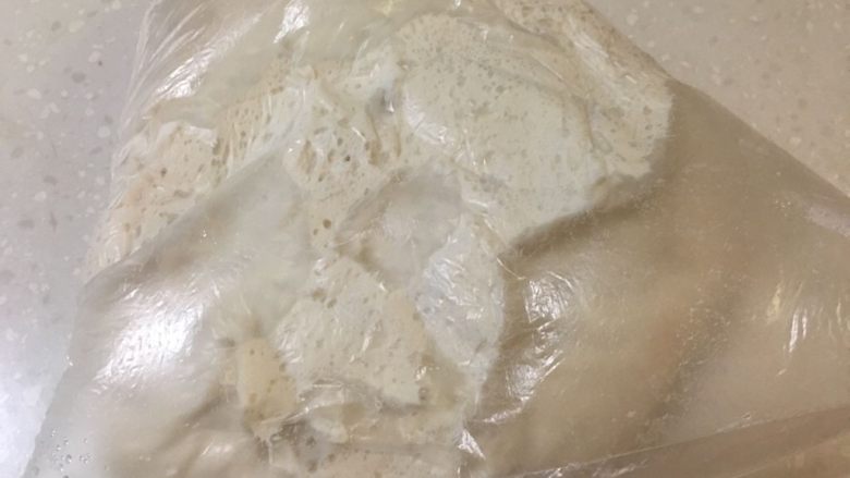 原味吐司,冷藏发酵后的面团膨胀了一倍、组织成蜂窝状。