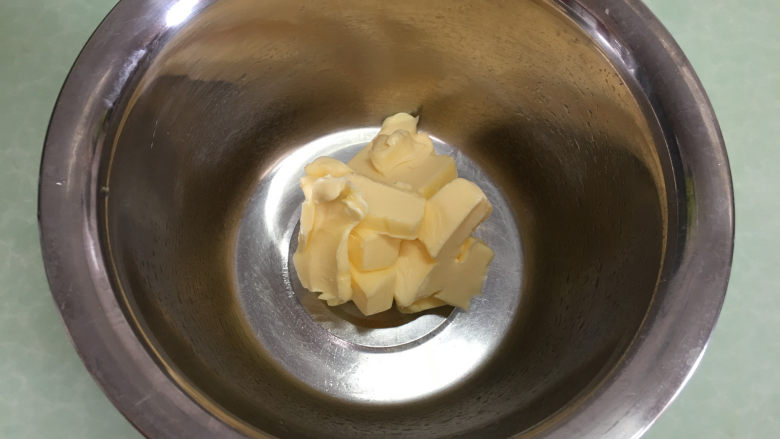 樱花抹茶凤梨酥,将提前软化的黄油倒入盆中。