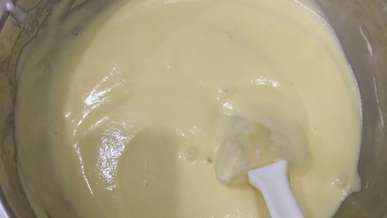 经典瑞士卷（原味）,把蛋黄和蛋白混合搅拌，过程中，动作要轻柔！迅速搅拌均匀！