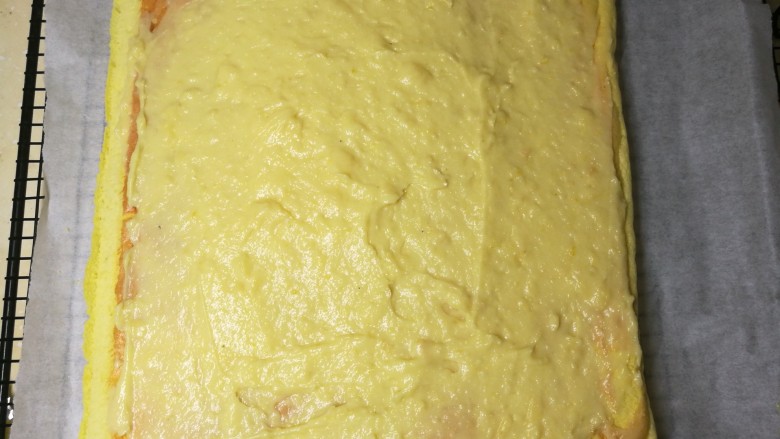 低卡南瓜蛋糕卷(内附无油低卡南瓜卡仕达酱做法),把之前做好的卡仕达酱，均匀抹到蛋糕胚子上。再卷起来，放冰箱冷藏定型。