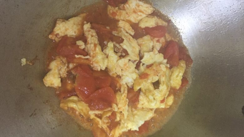 番茄炒鸡蛋,放盐，炒均匀