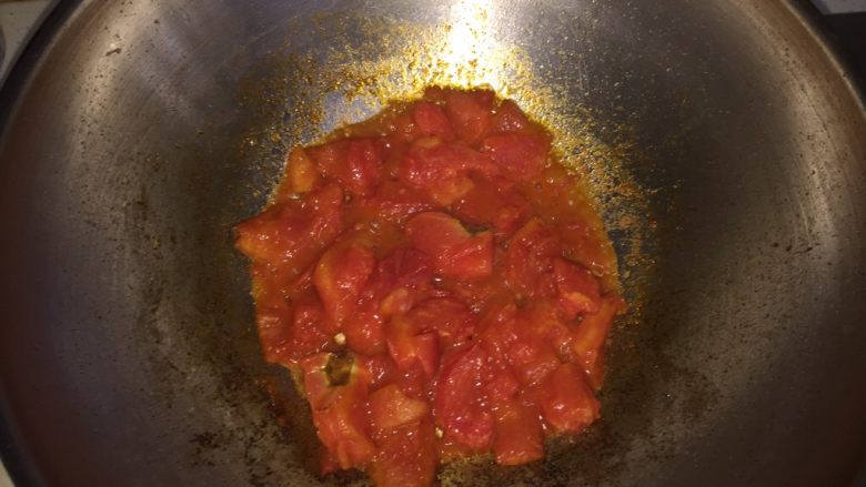 番茄炒鸡蛋,将番茄放进去翻炒，直到汁全部出来为止。
