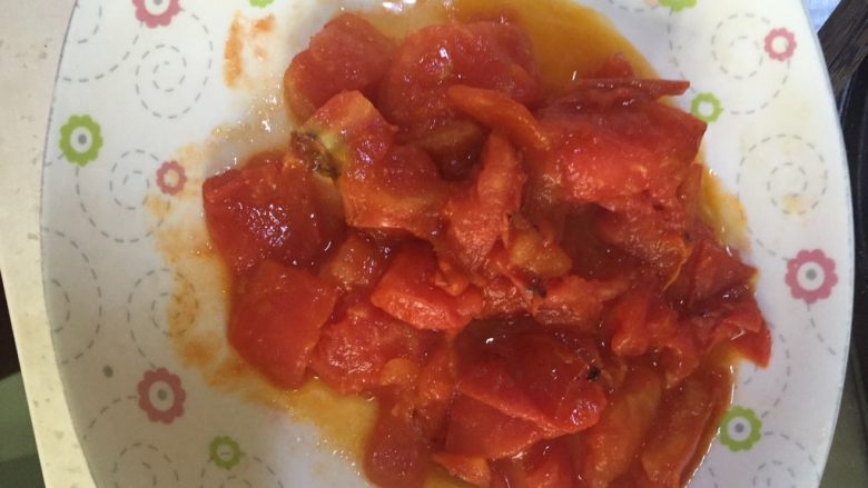 番茄炒鸡蛋,然后出锅，乘在盘子里。