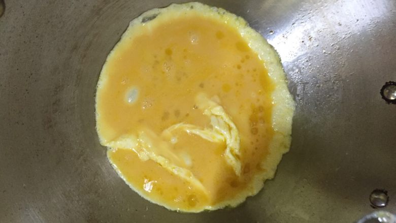 番茄炒鸡蛋,再放一点油，等15秒，倒鸡蛋