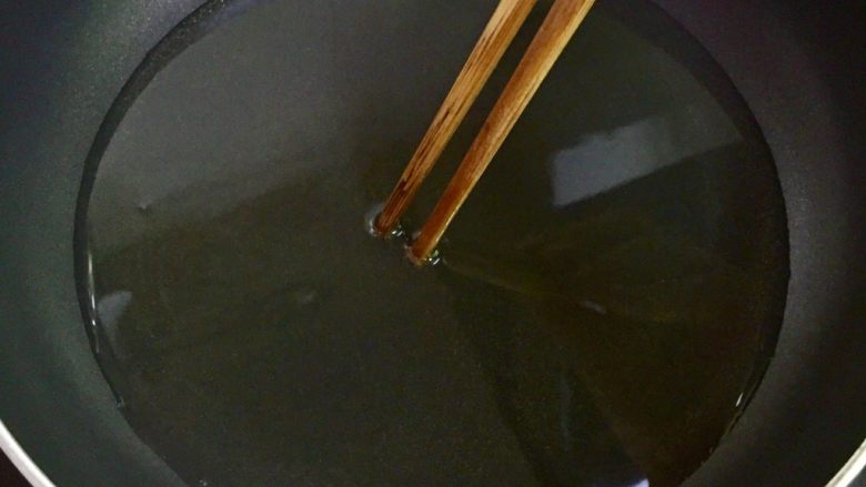 👍简单易做又好吃的港式西多士,油倒入锅中，用木筷子试油温（筷子尖头不断冒出小泡泡就可以了）