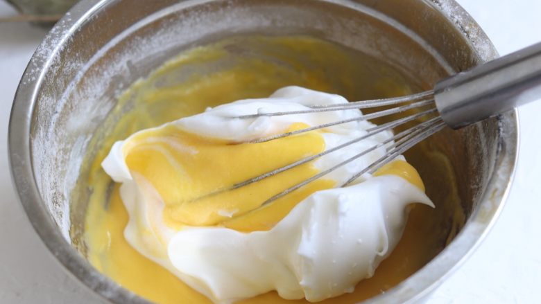 6寸淡奶油中空戚风,取1/3到蛋黄糊搅拌均匀