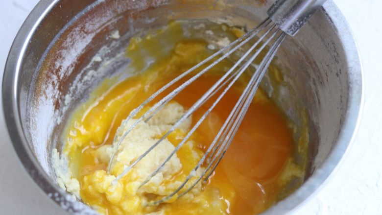 6寸淡奶油中空戚风,加入蛋黄，继续搅拌。