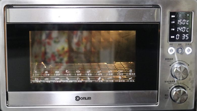 6寸淡奶油中空戚风,东菱烤箱预热上火150下火140度3分钟后放入。烘烤烤35分钟。