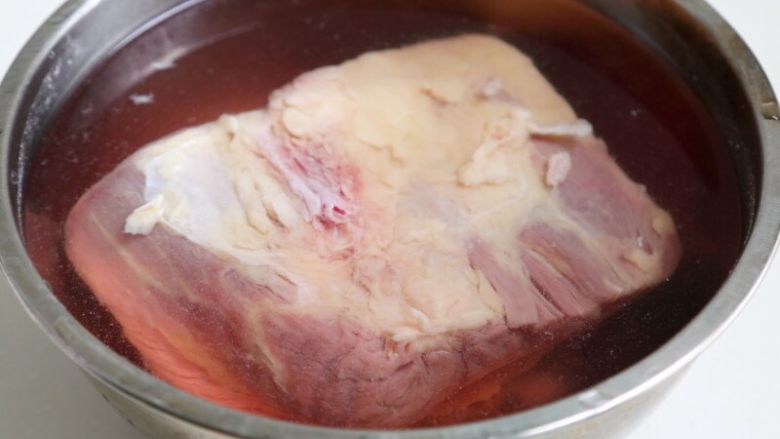 土豆烧牛肉,
1.买来的牛肉首先泡入清水中,泡出血水。时间可长可短，半小时-2小时。