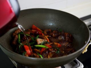 土豆烧牛肉,8.炒出香味加入热水，与肉平齐。