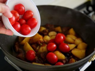 土豆烧牛肉,13.土豆炖到差不多酥烂时加入圣女果。