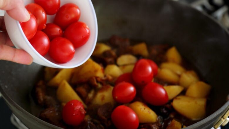 土豆烧牛肉,13.土豆炖到差不多酥烂时加入圣女果。