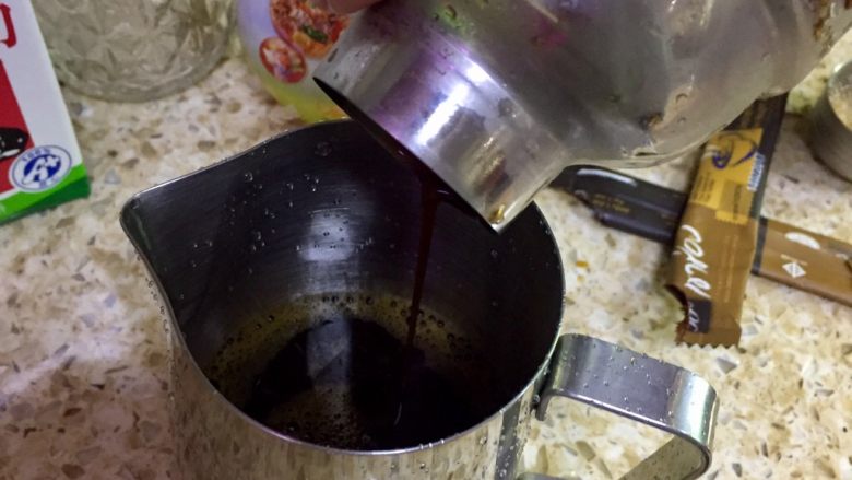 冰拿铁咖啡,打开小盖子，将咖啡液倒入另外一个容器里