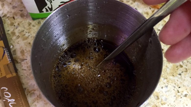冰拿铁咖啡,将速溶咖啡粉倒入容器里加入热水搅拌至咖啡粉融化