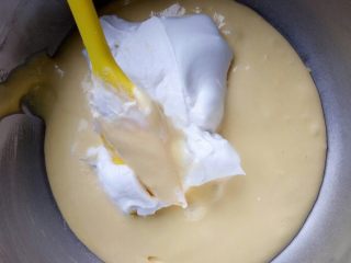 焦糖海盐可可脆蛋糕,在取三分之一加入蛋黄糊中进行搅拌。