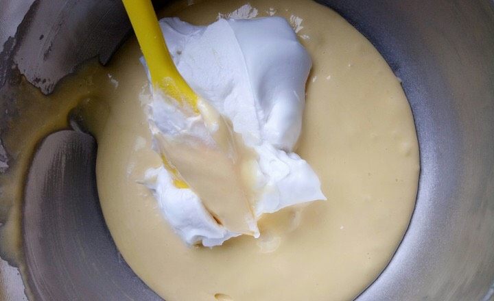 焦糖海盐可可脆蛋糕,在取三分之一加入蛋黄糊中进行搅拌。