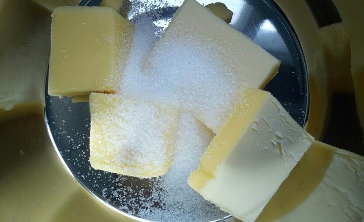 焦糖海盐可可脆蛋糕,黄油加入细砂糖，打至均匀。