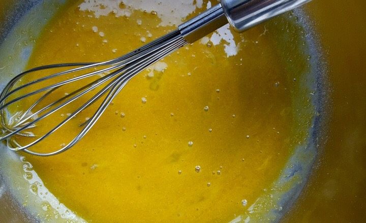 焦糖海盐可可脆蛋糕,蛋黄加入5g细砂糖，用手工打蛋器搅拌均匀。

